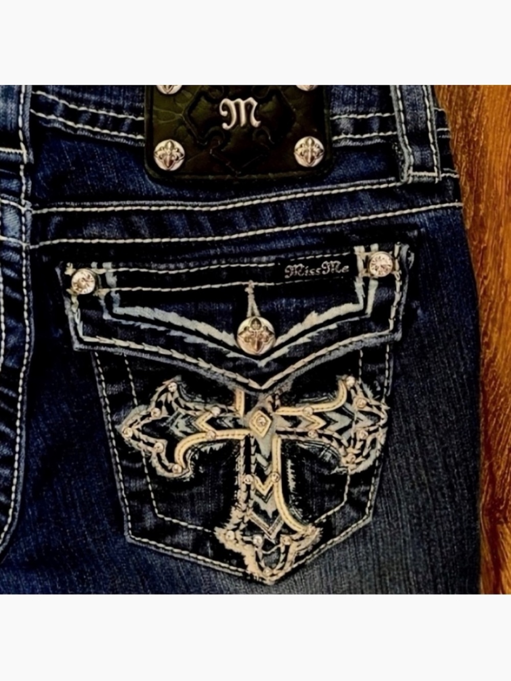 Like New Absolutely Gorgeous Miss Me Cuffed Capri Jeans Cross Embellished Pkts